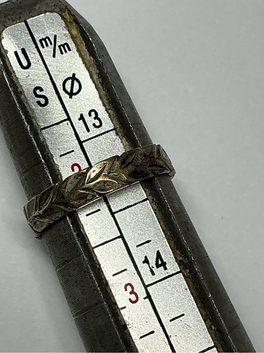 Sterling Silver Continuous Leaf Pattern Women's Ring. Size 2.25